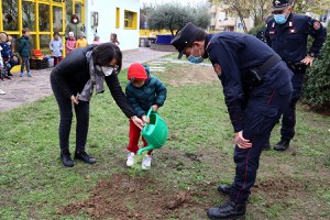 Giornata nazionale degli alberi, un frassino alla scuola dell’infanzia Flora