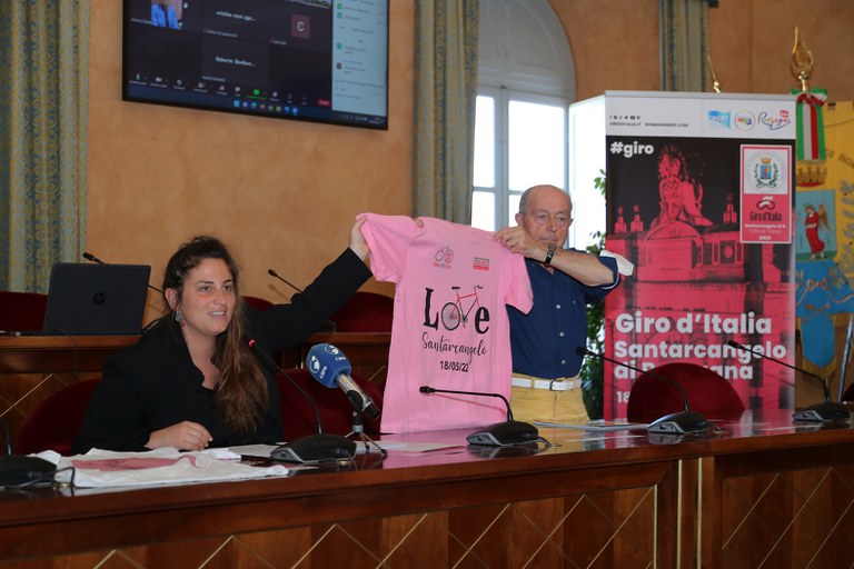 03 Alice Parma e Alvaro Anell icon la t-shirt celebrativa della Coppa della Pace - foto di Claudio Zamagni.jpg