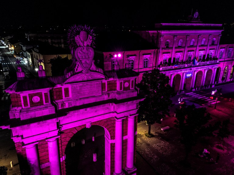 05 L'Arco Ganganelli e il Municipio in rosa - foto di Claudio Zamagni.jpg