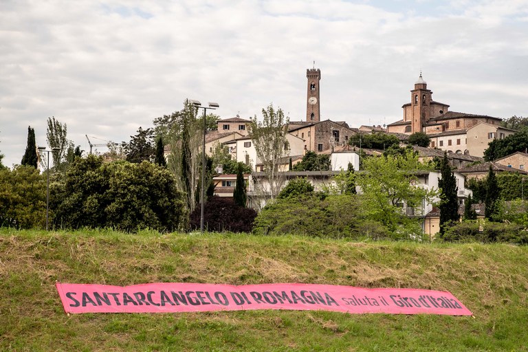 Il banner lungo la via Emilia - foto Claudio Zamagni.jpg