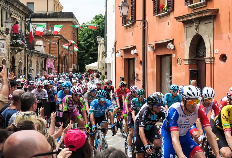 Il passaggio del Giro in via Battisti - foto Claudio Zamagni.JPG