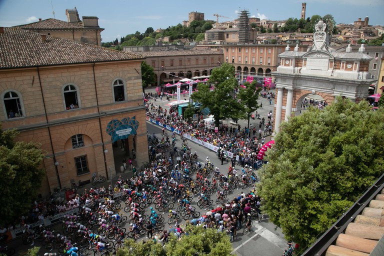 La partenza del Giro dall'alto - foto Claudio Zamagni.jpg
