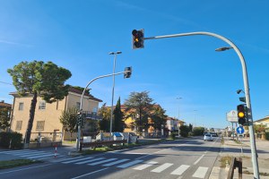 In funzione dal prossimo lunedì, 27 novembre, il nuovo impianto semaforico pedonale a chiamata sulla via Emilia, a Santa Giustina