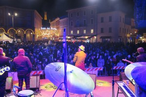 Santarcangelo, in migliaia salutano l’arrivo del nuovo anno e la cinquantesima edizione del Festival del Teatro