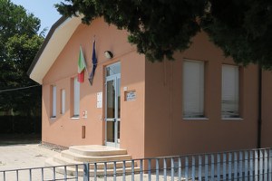 Scuola elementare Fratelli Cervi a Sant’Ermete, a giorni i lavori di riqualificazione dell’area esterna