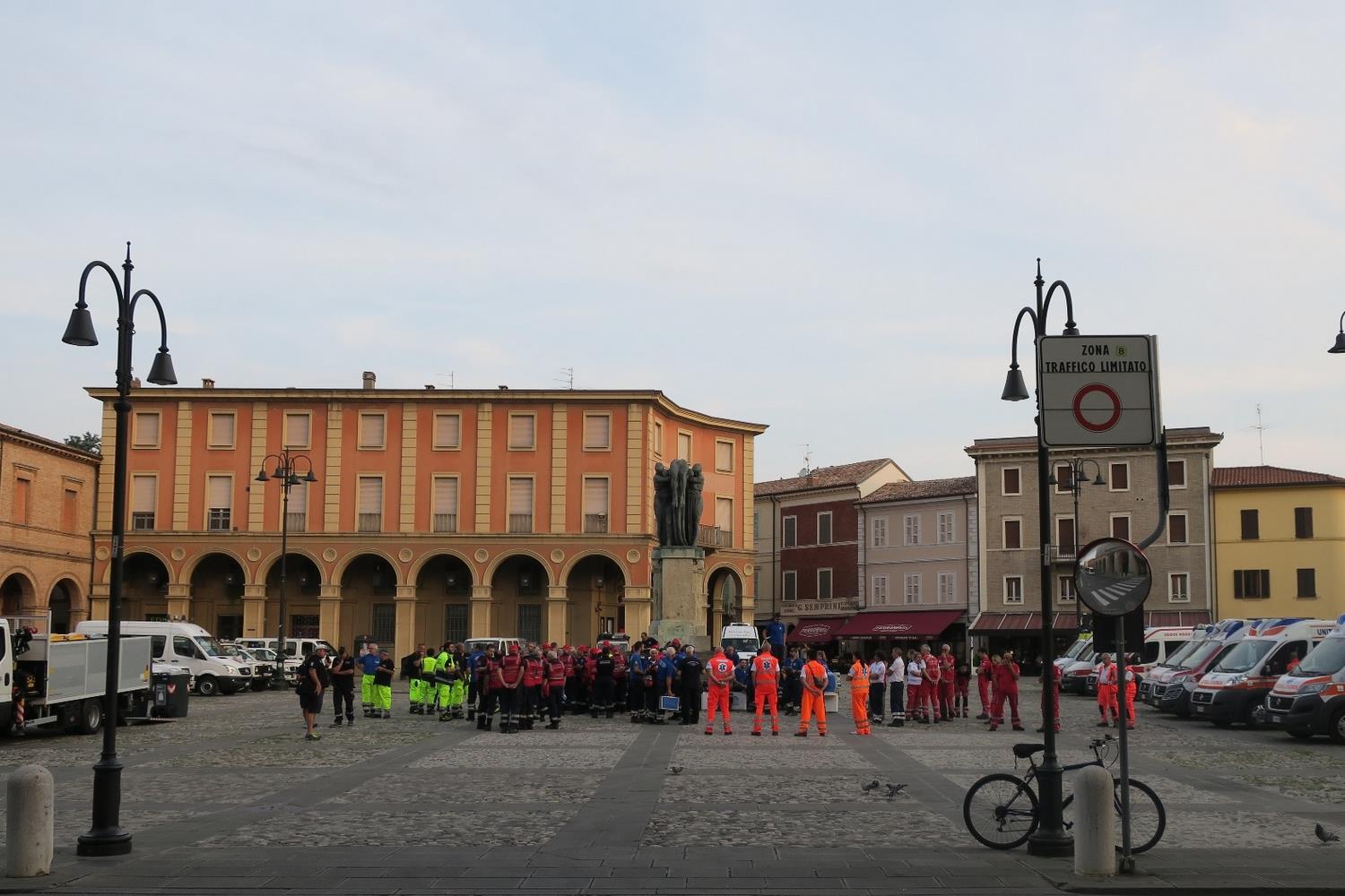 Raggruppamento Forze dell'ordine in piazza Ganganelli